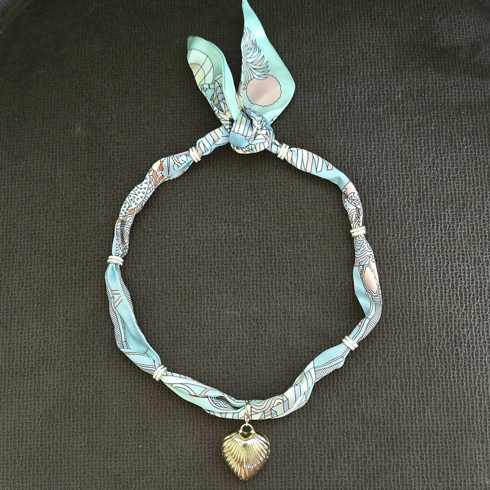 Gemelli👭 Scarf Necklace with Scalloped Gold Heart💛 Pendant - NWT - Picture 15 of 16